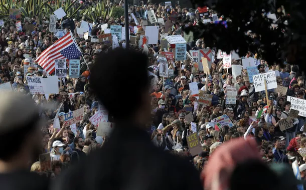 Protestos contra o ICE se espalham pelos EUA após mortes em Minneapolis e pressionam Trump a recuar na operação