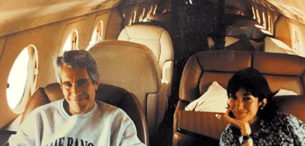 Jeffrey Epstein e Ghislaine Maxwell aparecem nesta imagem divulgada pelo Departamento de Justiça em Washington, em 19 de dezembro de 2025
Departamento de Justiça dos EUA/Divulgação via REUTERS