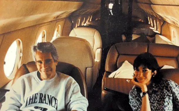 Jeffrey Epstein e Ghislaine Maxwell aparecem nesta imagem divulgada pelo Departamento de Justiça em Washington, em 19 de dezembro de 2025
Departamento de Justiça dos EUA/Divulgação via REUTERS