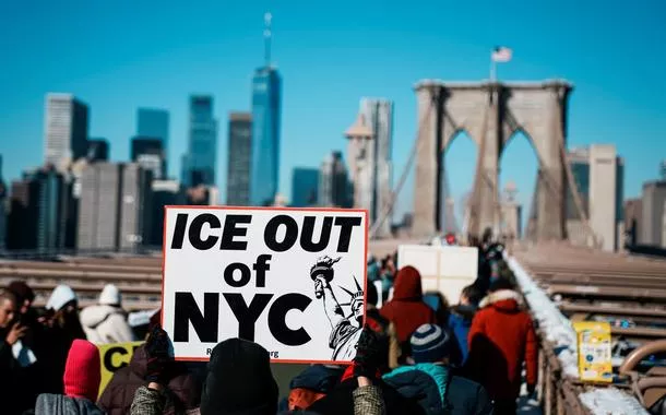 Pessoas marcham pela Ponte do Brooklyn contra o presidente dos EUA, Donald Trump, e o ICE em Nova York, EUA
19 de janeiro de 2026
