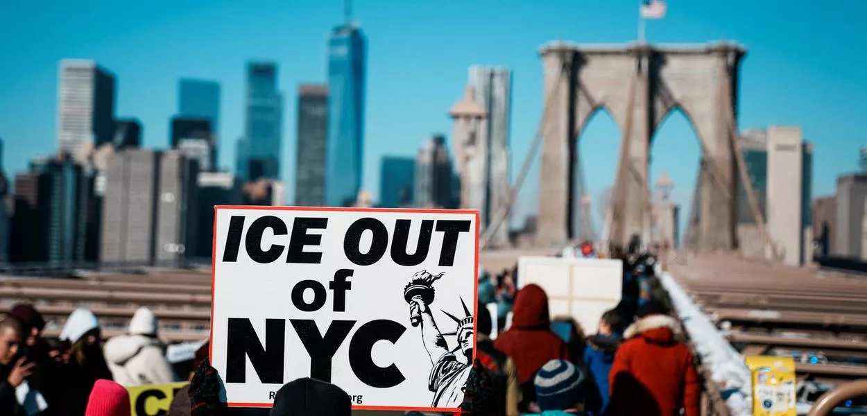 Pessoas marcham pela Ponte do Brooklyn contra o presidente dos EUA, Donald Trump, e o ICE em Nova York, EUA