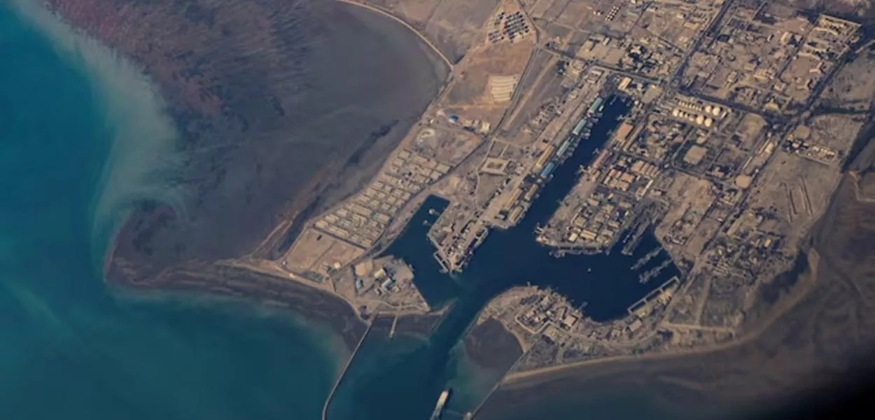 Vista aérea da costa iraniana e do porto de Bandar Abbas, no estreito de Ormuz