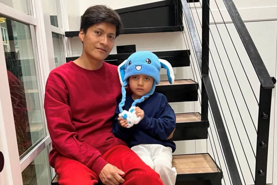 Liam Conejo Ramos, de 5 anos, ao lado do pai, Adrian Conejo Arias