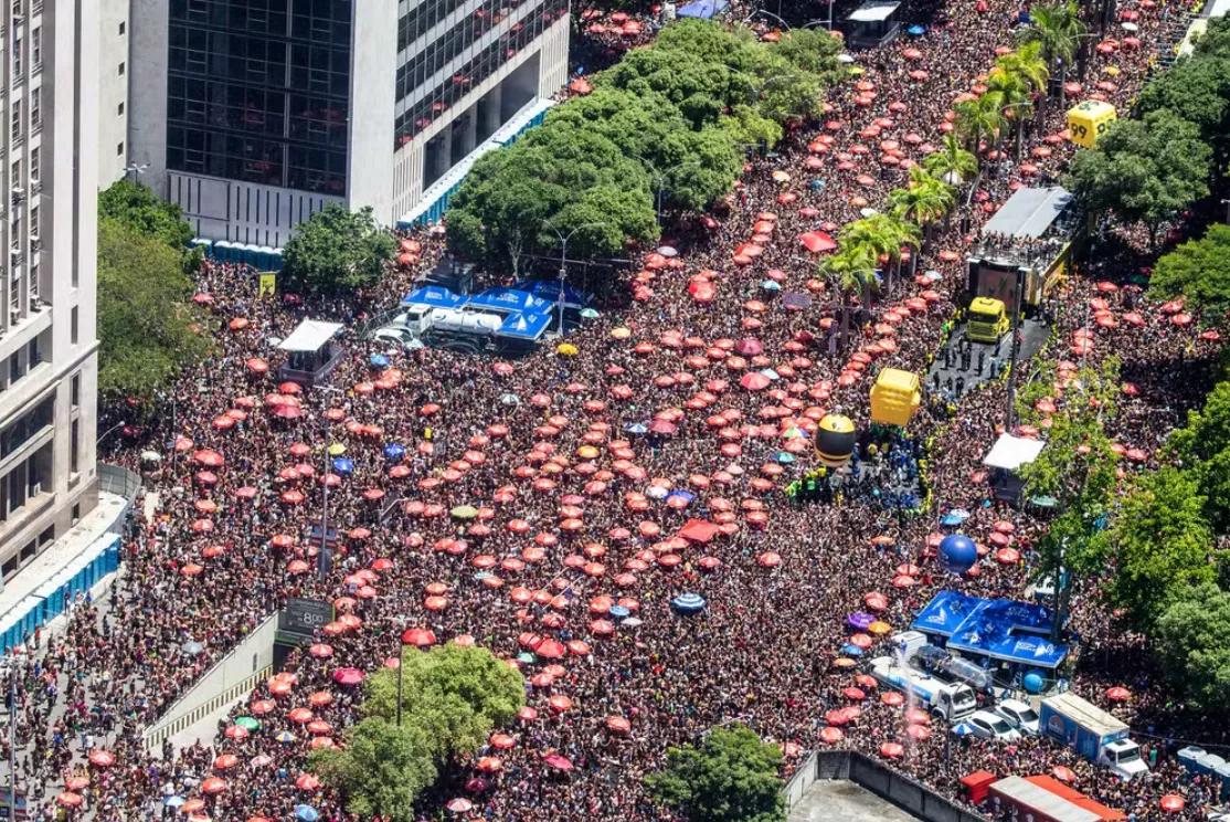 Ivete Sangalo comanda o bloco SeráQabre? e arrasta centenas de milhares de foliões pelo Centro do Rio no domingo de pré-carnaval
