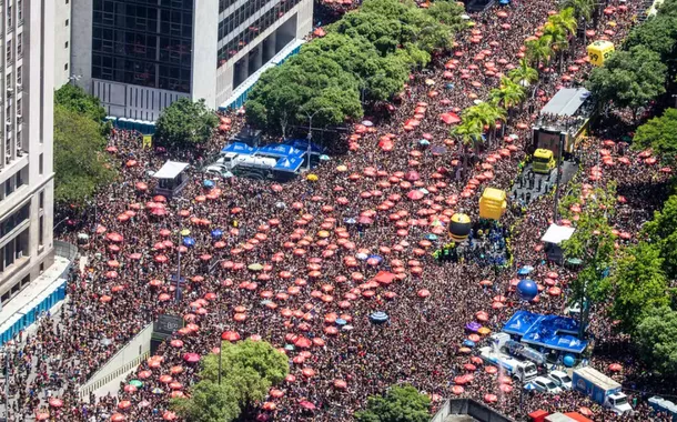 Ivete Sangalo arrasta multidão em estreia no carnaval do Rio