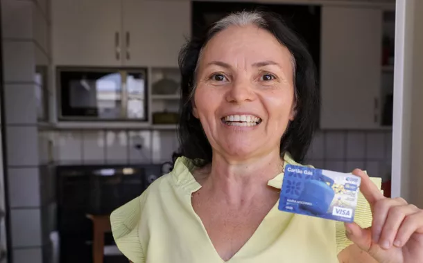 Maria do Socorro Lima exibe o seu cartão Gás