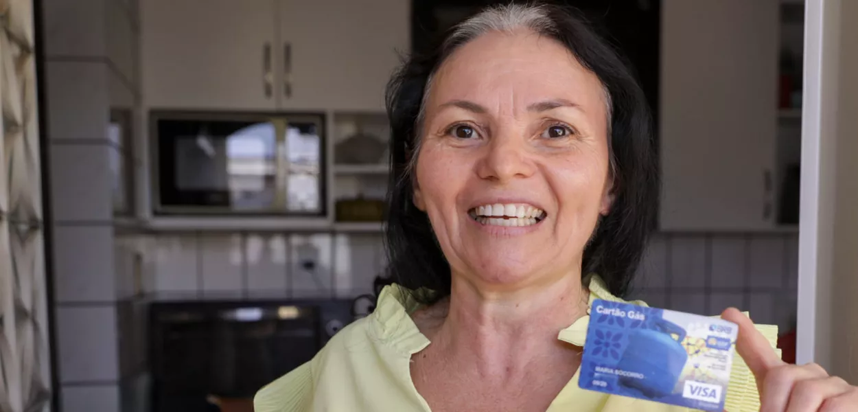 Maria do Socorro Lima exibe o seu cartão Gás