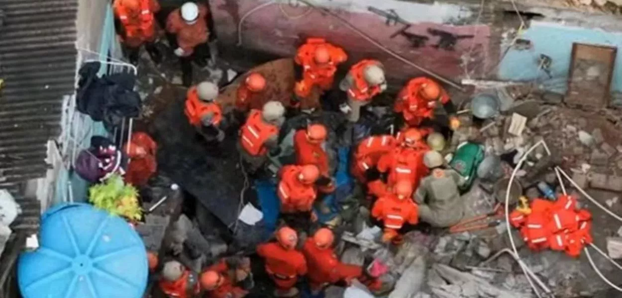 Bombeiros trabalham em resgate de vítimas de soterramento