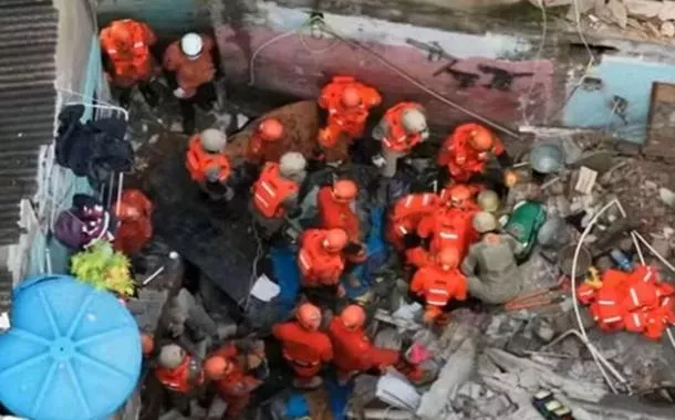 Bombeiros trabalham em resgate de vítimas de soterramento