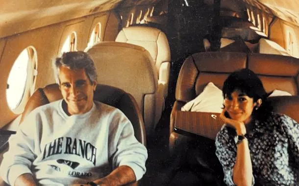 Jeffrey Epstein e Ghislaine Maxwell aparecem nesta imagem divulgada pelo Departamento de Justiça em Washington, em 19 de dezembro de 2025
Departamento de Justiça dos EUA/Divulgação via REUTERS