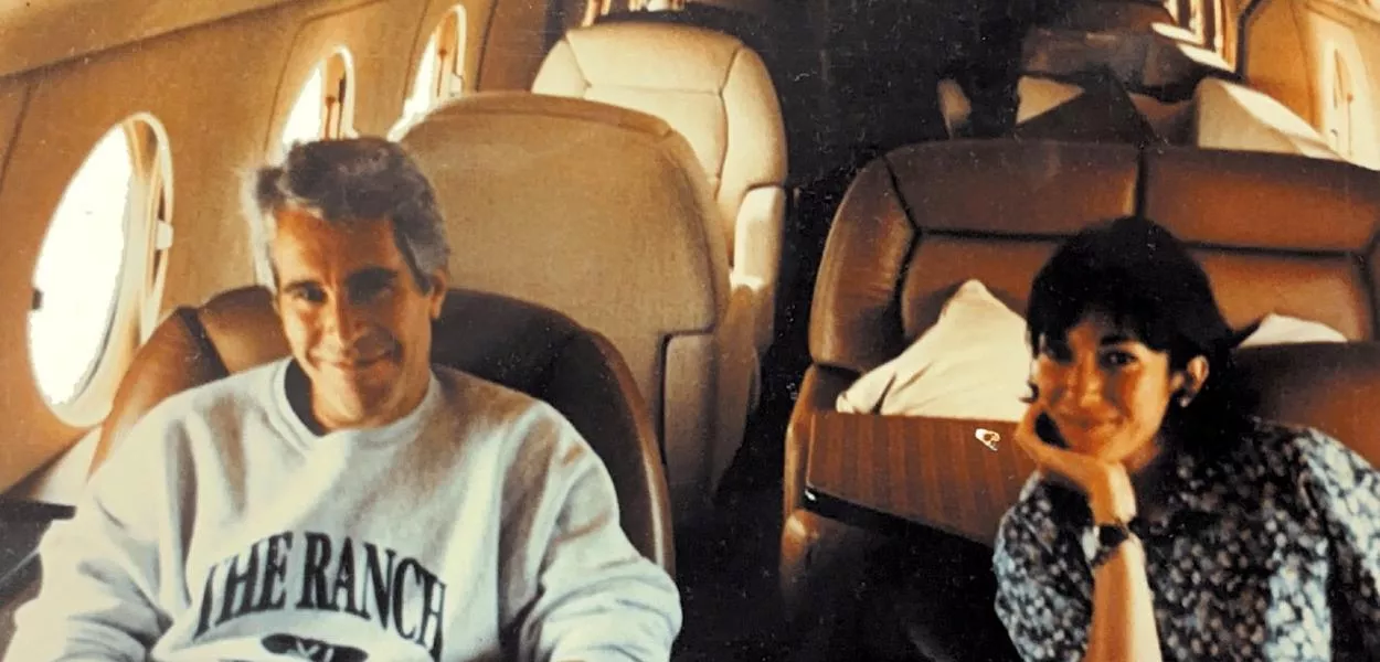 Jeffrey Epstein e Ghislaine Maxwell aparecem nesta imagem divulgada pelo Departamento de Justiça em Washington, em 19 de dezembro de 2025
Departamento de Justiça dos EUA/Divulgação via REUTERS