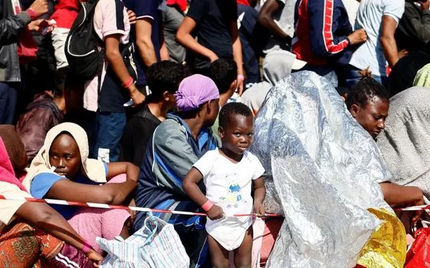 Imigrantes africanos no porto da ilha italiana de Lampedusa