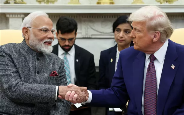 O presidente dos EUA, Donald Trump, e o primeiro-ministro indiano, Narendra Modi, apertam as mãos na Casa Branca, em Washington, DC, EUA, em 13 de fevereiro de 2025