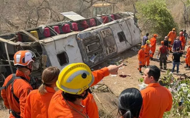 Segundo o governo do estado, entre os mortos estão cinco homens, sete mulheres e três crianças; veículo tinha aproximadamente 60 ocupantes