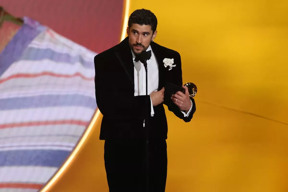 Bad Bunny recebe o prêmio de Álbum do Ano por “Debi Tirar Mas Fotos” durante a 68ª edição anual do Grammy Awards em Los Angeles, Califórnia, EUA, em 1º de fevereiro de 2026