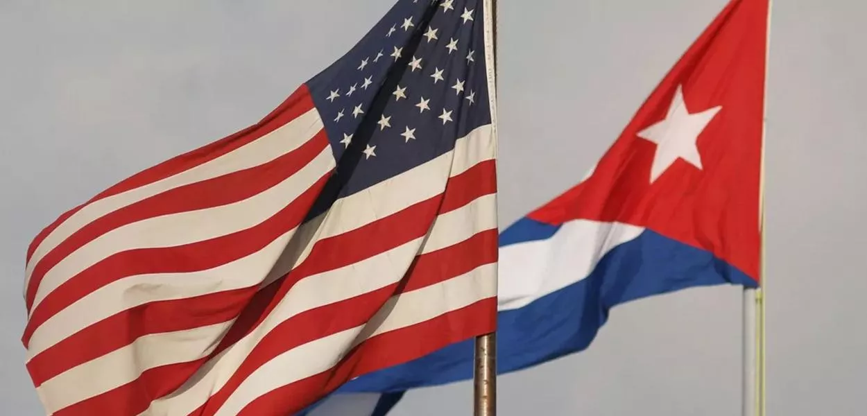 Bandeiras dos Estados Unidos e de Cuba