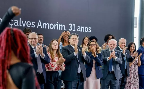 Lula exalta Janja ao anunciar medidas de combate ao feminicídio e avisa: "vamos meter a colher sim em briga de marido e mulher"