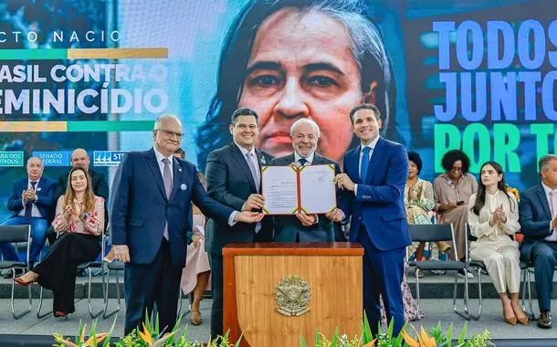Lula firma pacto contra o feminicídio: “Que nunca mais um homem ouse se achar dono de uma mulher”