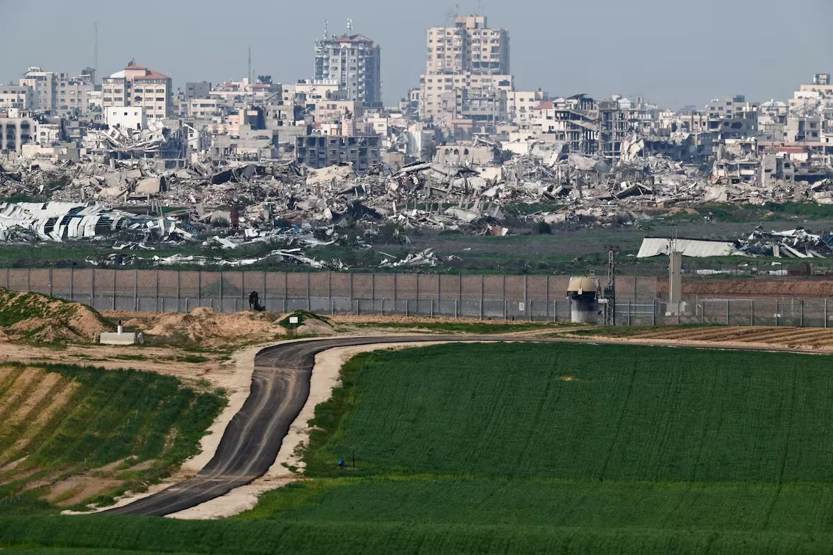 Um campo no lado israelense da fronteira entre Israel e Gaza, no sul de Israel, em 21 de janeiro de 2026. A destruição em Gaza pode ser vista ao fundo