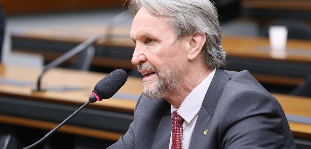 Líder do PT na Câmara defende CPI e aponta "extrema gravidade" em denúncias envolvendo Flávio Bolsonaro e Vorcaro