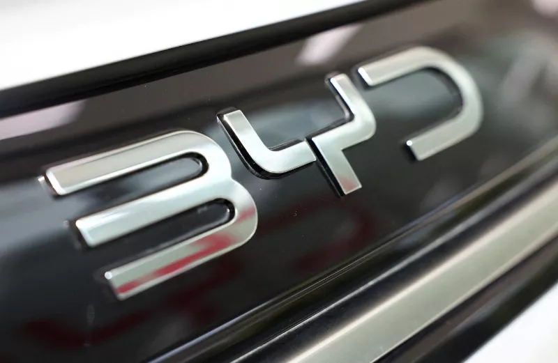 Logo da BYD em carro exposto em concessionária em Barcelona
12/09/2025 REUTERS/ Albert Gea