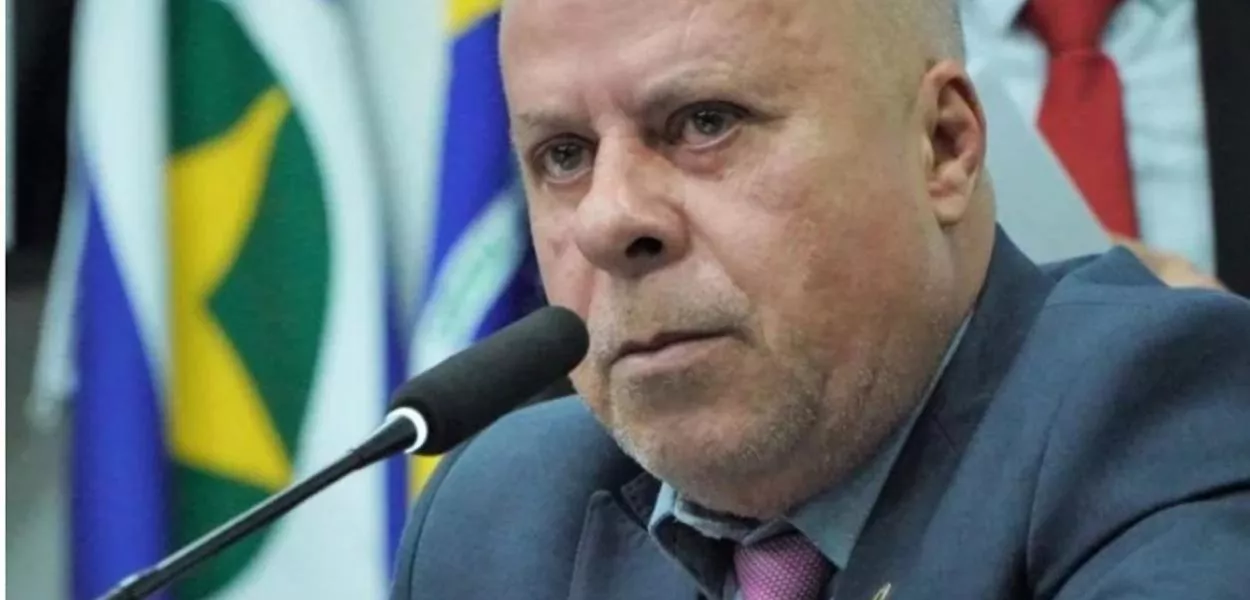 O vereador Francisco Carlos Silveira, que é conhecido como Chico 2000, foi afastado do cargo após se tornar alvo da Operação Gorjeta