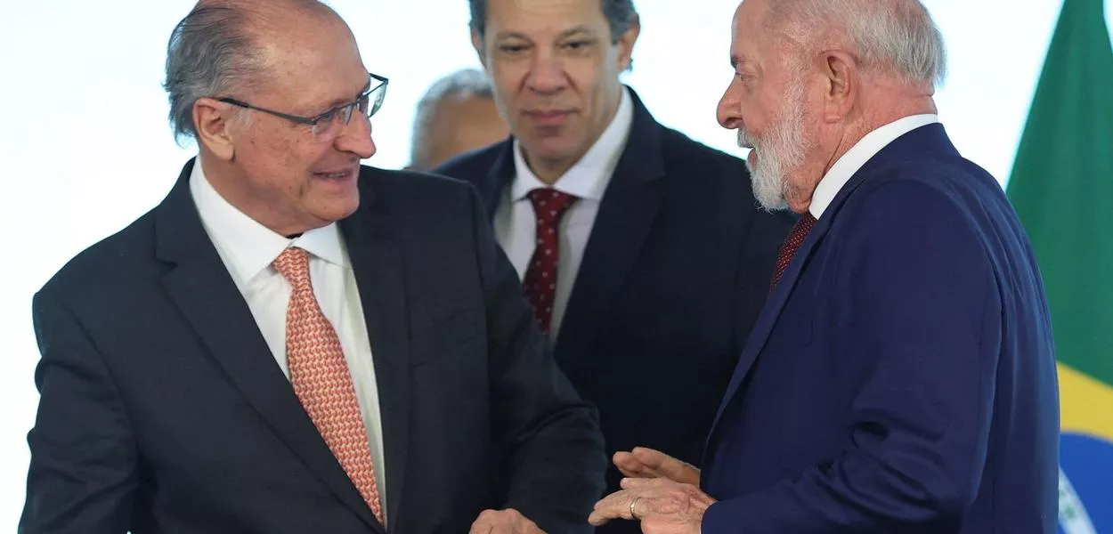 el vicepresidente Geraldo Alckmin; el Ministro de Hacienda, Fernando Haddad; y el presidente Luiz Inácio Lula da Silva en una ceremonia en el Palacio Planalto, Brasilia, el 25 de agosto de 2025. REUTERS/Adriano Machado