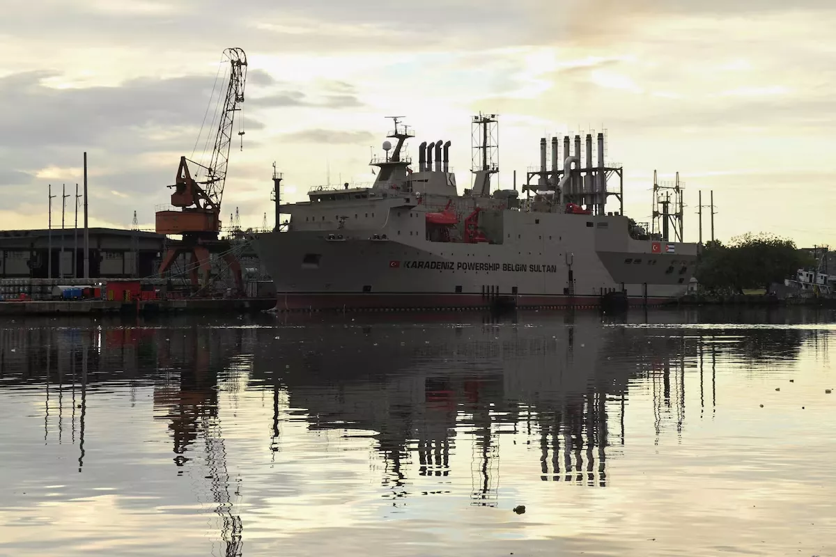 Uma usina de energia flutuante está atracada na Baía de Havana, após o presidente dos Estados Unidos, Donald Trump, prometer impedir que petróleo e dinheiro venezuelanos cheguem à ilha, em 12 de janeiro de 2026.