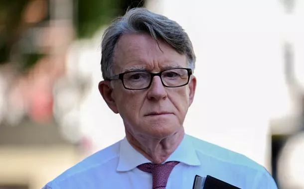 Polícia do Reino Unido faz buscas em propriedades de ex-embaixador ligado a Jeffrey Epstein