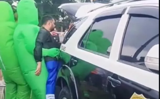 Policiais se disfarçam de aliens para prender suspeitos de roubo de celulares em São Paulo (vídeo)