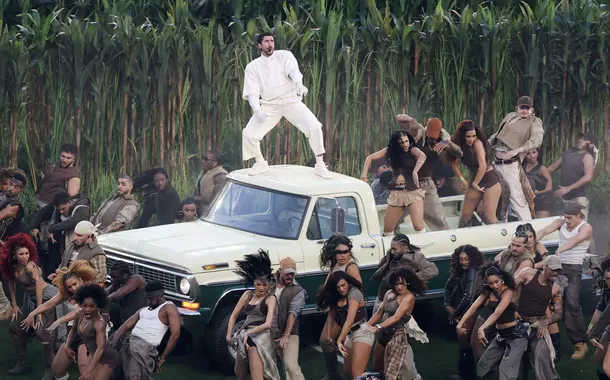 Bad Bunny exalta latinidade no Super Bowl e desafia Trump