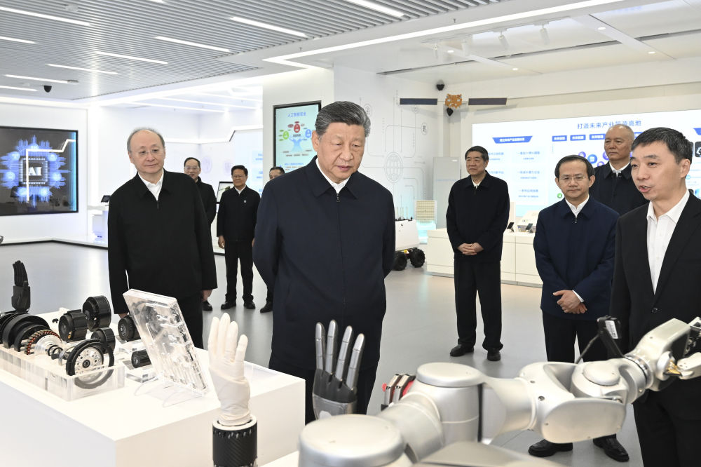 Xi Jinping visita parque de inovação em TI em Beijing