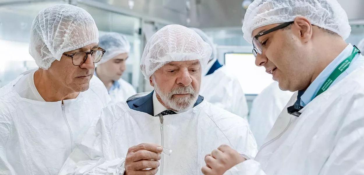 Lula durante visita ao Centro de Produção de Vacina contra a Dengue (PVD) do Instituto Butantan. São Paulo (SP) - Brasil