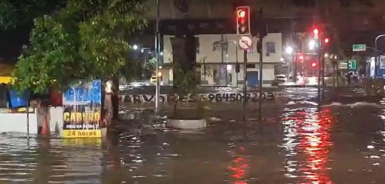 Ruas alagadas na Grande Rio