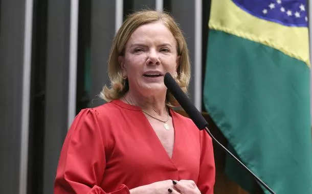 "É hora de dar qualidade de vida ao povo. Não é possível mais a escala 6x1", afirma Gleisi