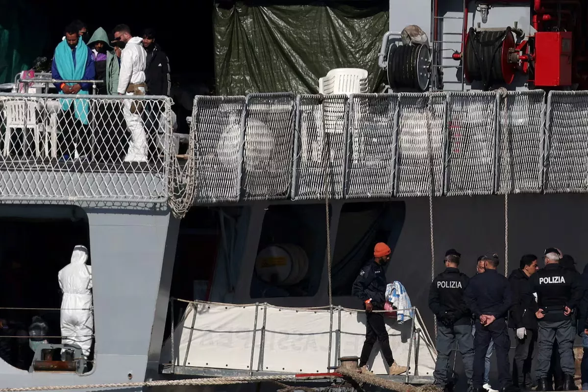 Migrantes se reúnem após desembarcarem do navio da Marinha italiana Cassiopea em Shengjin, Albânia, em 28 de janeiro de 2025