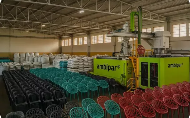Ambipar transforma 2,2 mil toneladas de plástico em 320 mil cadeiras no Ceará