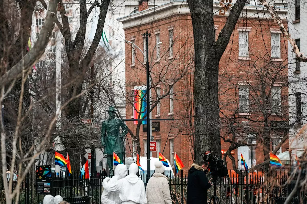 O Monumento Nacional Stonewall, local onde nasceu o movimento pelos direitos LGBTQ+, após as autoridades retirarem a bandeira do orgulho do local em Greenwich Village, na cidade de Nova York, EUA, em 10 de fevereiro de 2026