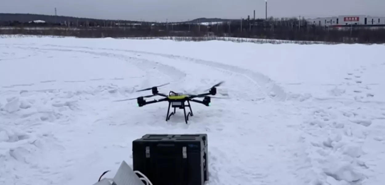 Nova bateria de lítio chinesa resiste a -34°C e amplia autonomia de drones e robôs em frio extremo