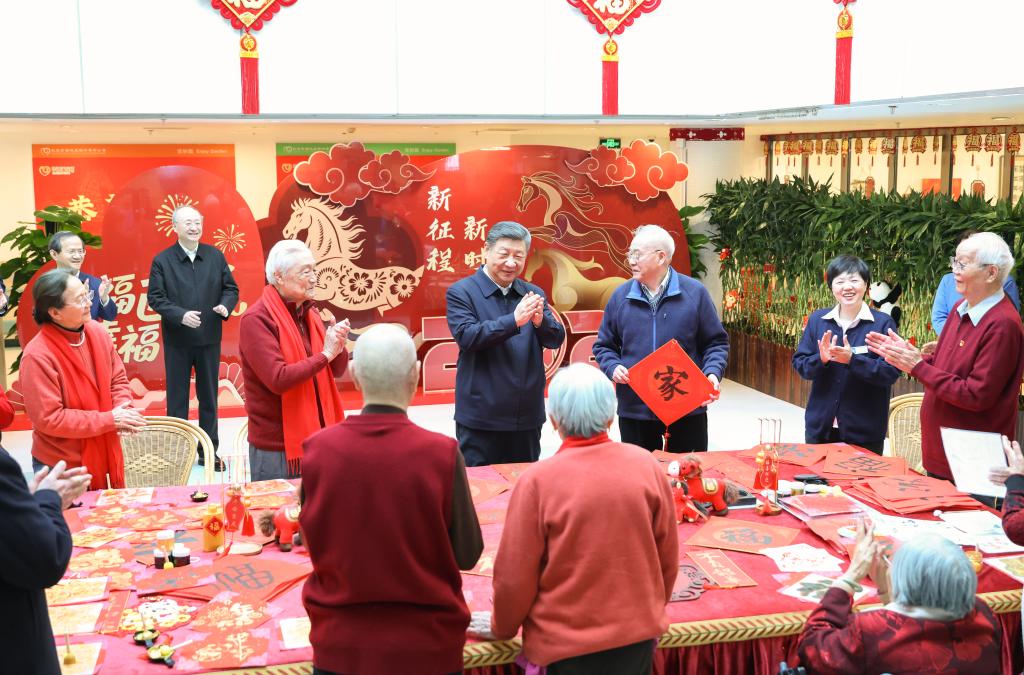 Xi visita pessoas em Beijing antes da Festa da Primavera e estende cumprimentos a todos os chineses