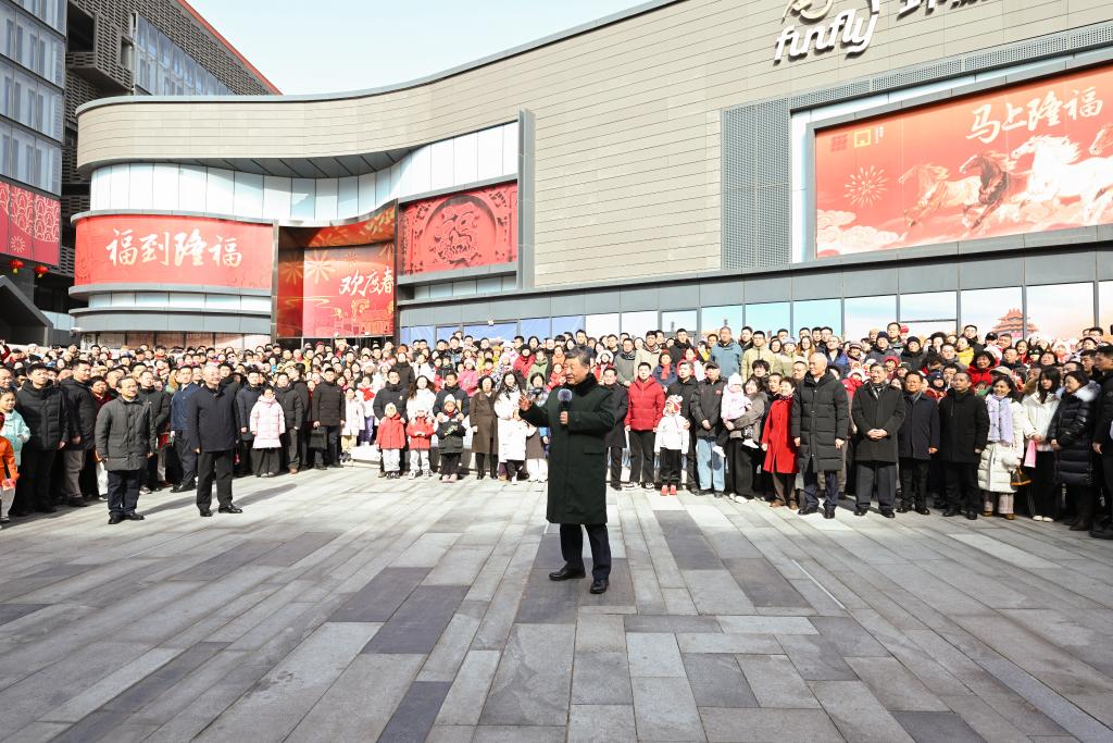 Xi visita pessoas em Beijing antes da Festa da Primavera e estende cumprimentos a todos os chineses