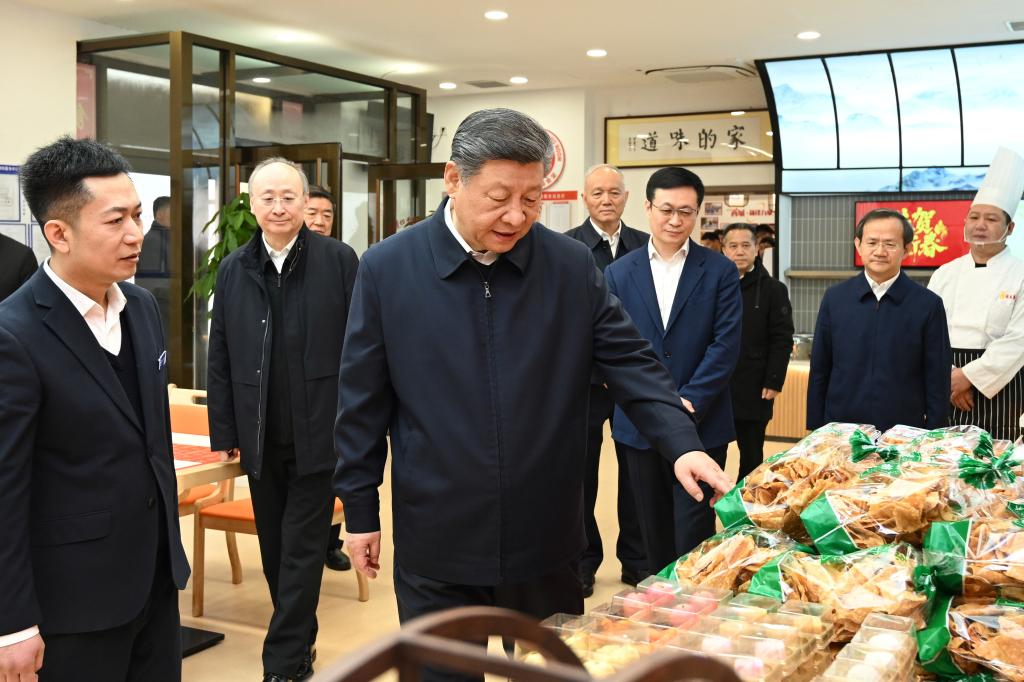 Xi visita pessoas em Beijing antes da Festa da Primavera e estende cumprimentos a todos os chineses