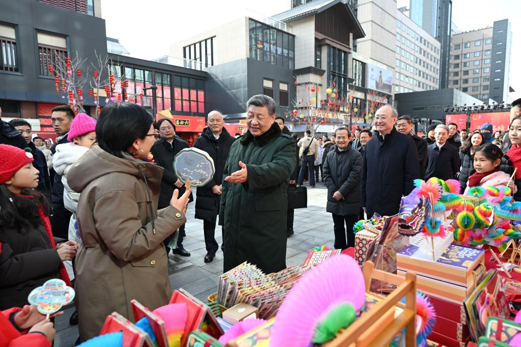 Xi visita pessoas em Beijing antes da Festa da Primavera e estende cumprimentos a todos os chineses