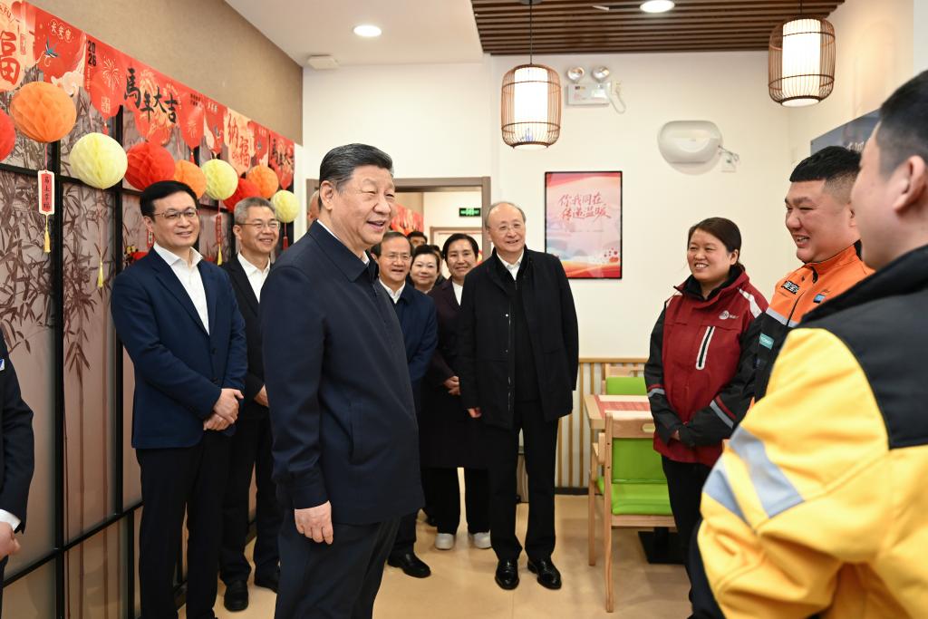 Xi visita pessoas em Beijing antes da Festa da Primavera e estende cumprimentos a todos os chineses
