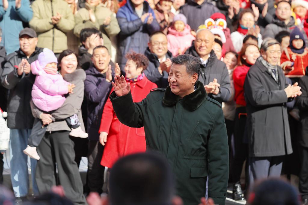 Xi visita pessoas em Beijing antes da Festa da Primavera e estende cumprimentos a todos os chineses