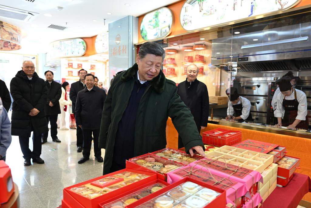 Xi visita pessoas em Beijing antes da Festa da Primavera e estende cumprimentos a todos os chineses