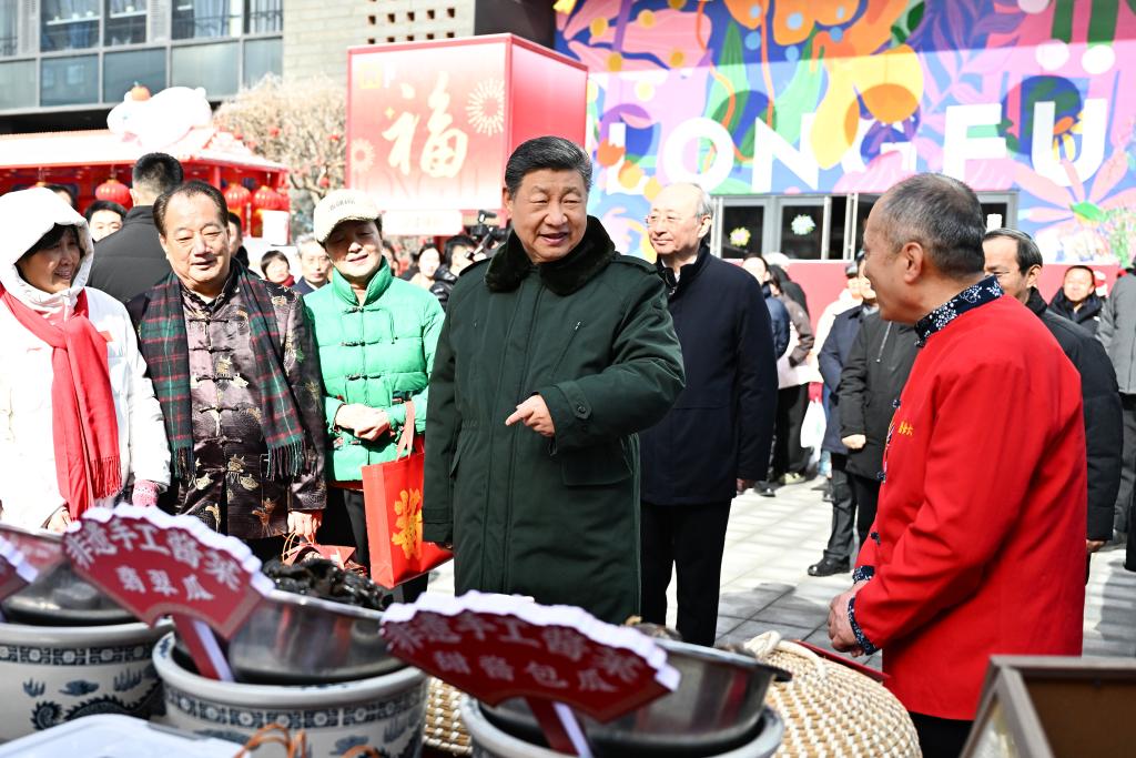 Xi visita pessoas em Beijing antes da Festa da Primavera e estende cumprimentos a todos os chineses