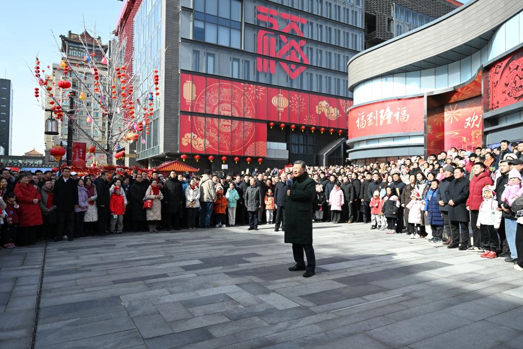 Xi visita pessoas em Beijing antes da Festa da Primavera e estende cumprimentos a todos os chineses