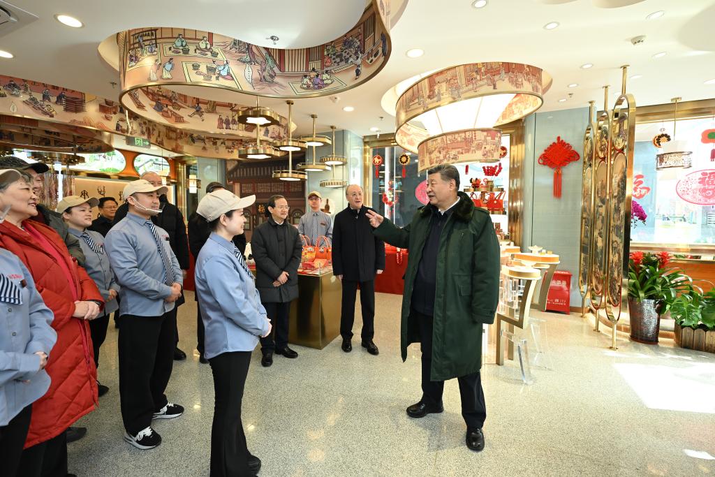 Xi visita pessoas em Beijing antes da Festa da Primavera e estende cumprimentos a todos os chineses