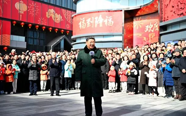 Xi visita pessoas em Beijing antes da Festa da Primavera e estende cumprimentos a todos os chineses